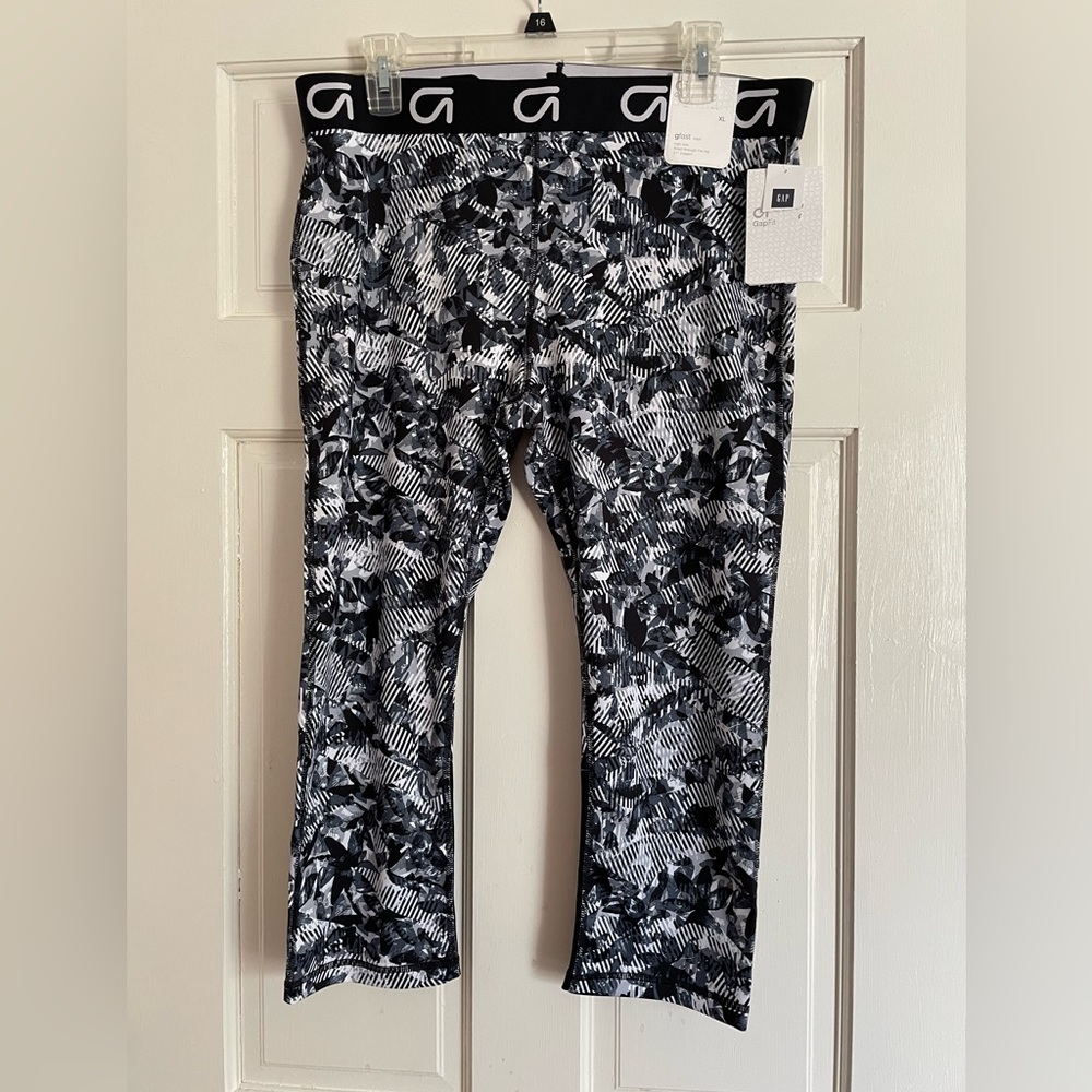 NWT GapFit Gfast Capri Leggings